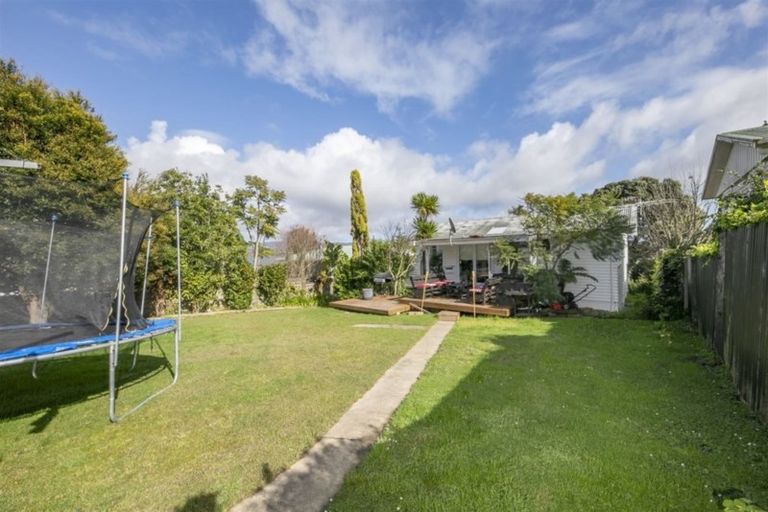 Photo of property in 201 Edmonton Road, Te Atatu South, Auckland, 0610