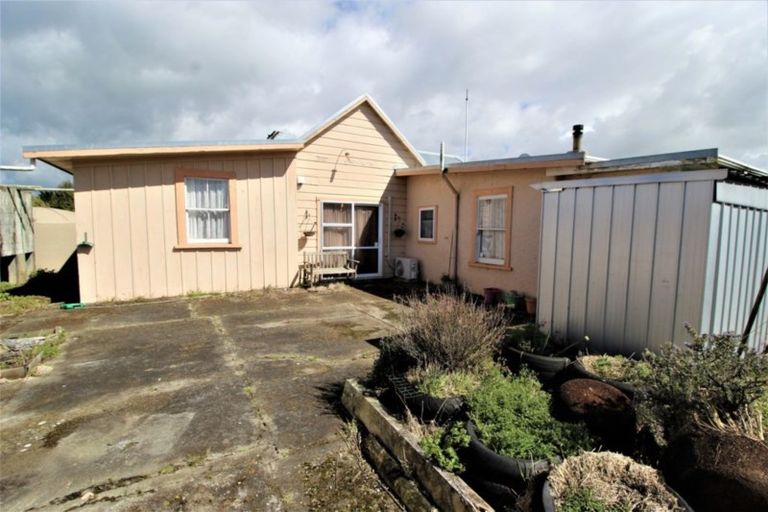 Photo of property in 24 Lovell Road, Woodville, 4998