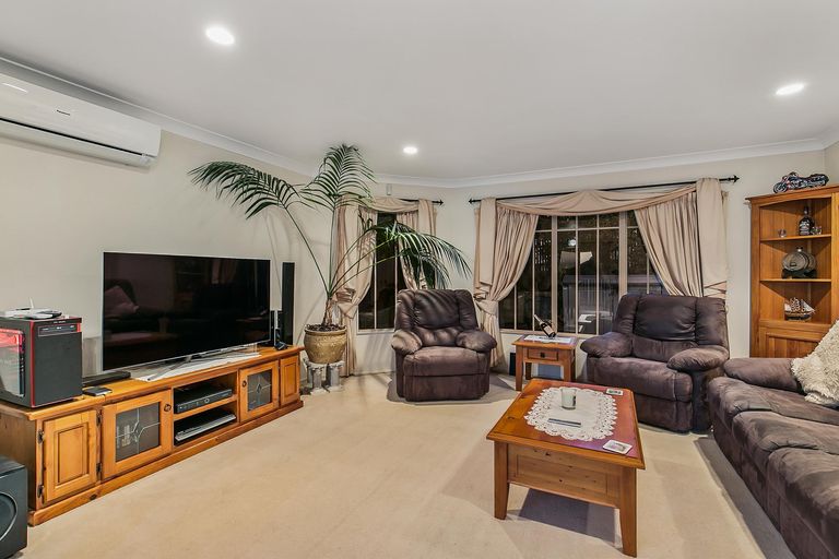 Photo of property in 1/49 Ribbonwood Crescent, Goodwood Heights, Auckland, 2105