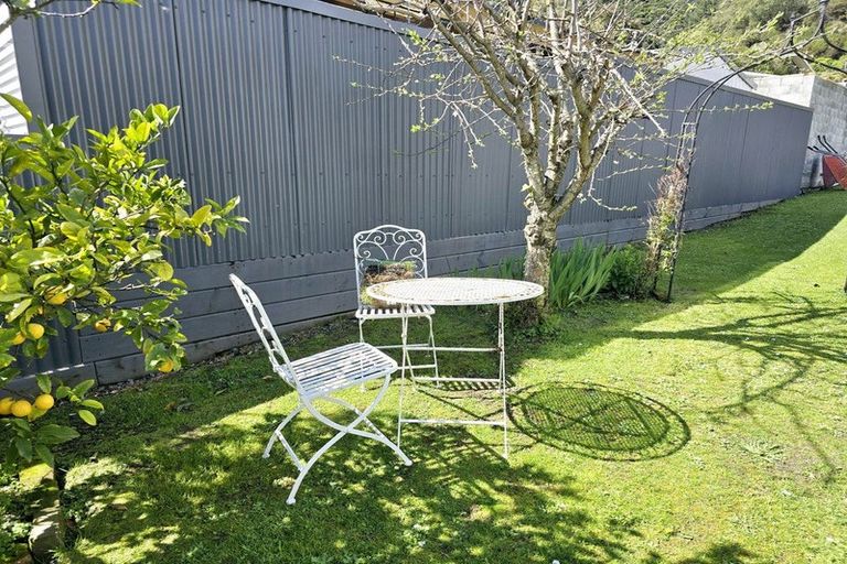 Photo of property in 108 Waikawa Road, Picton, 7220