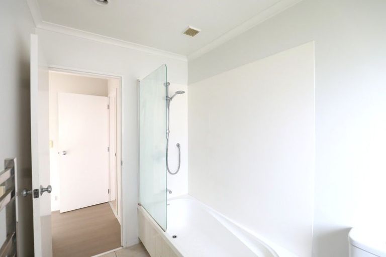 Photo of property in 24 Ashmere Lane, Weymouth, Auckland, 2103