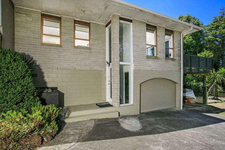Photo of property in 2/325 Glenfield Road, Glenfield, Auckland, 0629