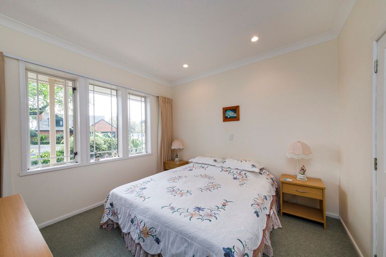 Photo of property in 4 The Oaks, Awapuni, Palmerston North, 4412