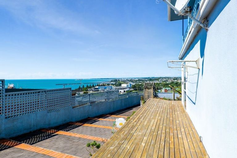 Photo of property in 1 Catherine Crescent, Moturoa, New Plymouth, 4310