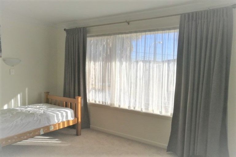 Photo of property in 1/1 Cheval Drive, Totara Vale, Auckland, 0629