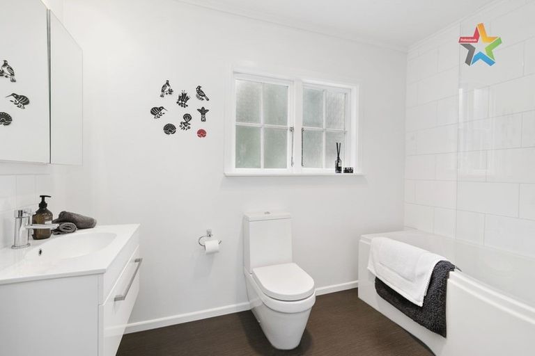 Photo of property in 4a Taumaru Avenue, Lowry Bay, Lower Hutt, 5013