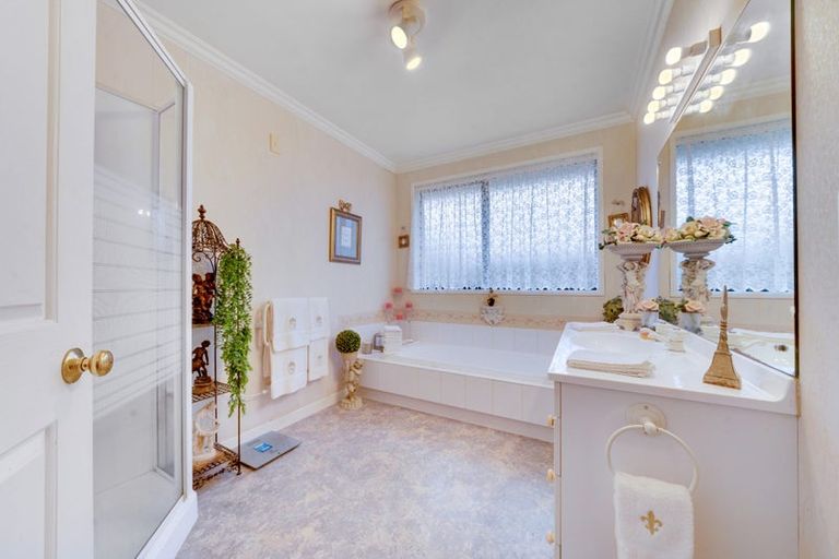 Photo of property in 2/13 Hamilton Road, Papatoetoe, Auckland, 2025