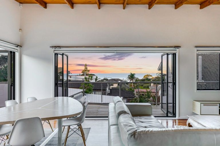 Photo of property in 35 Masterton Road, Rothesay Bay, Auckland, 0630