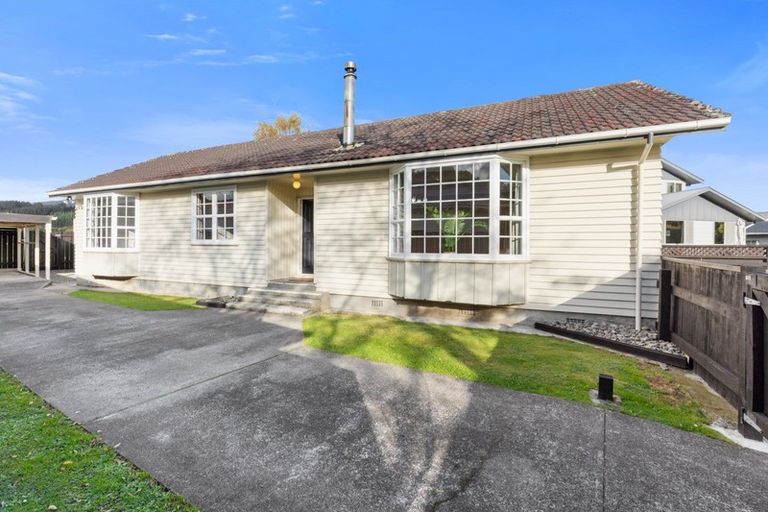 Photo of property in 54 Brightwater Crescent, Totara Park, Upper Hutt, 5018