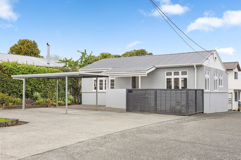 Photo of property in 115 Sunnyside Road, Sunnyvale, Auckland, 0612