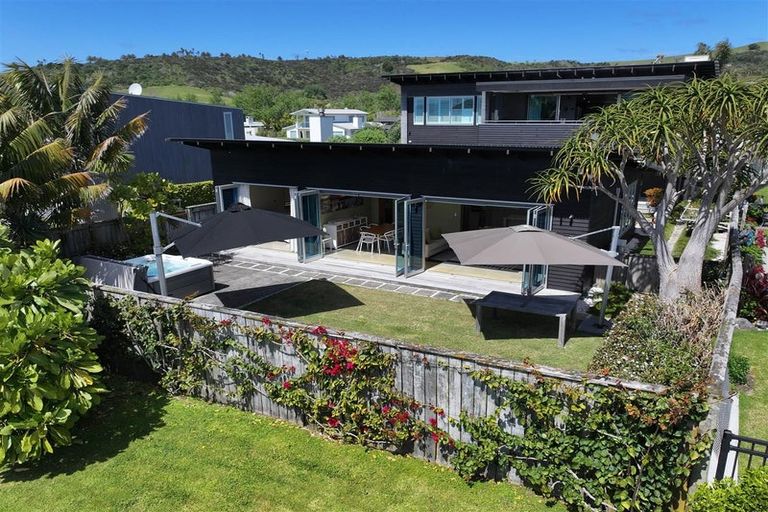 Photo of property in 32 Taumata Road, Omaha, 0986