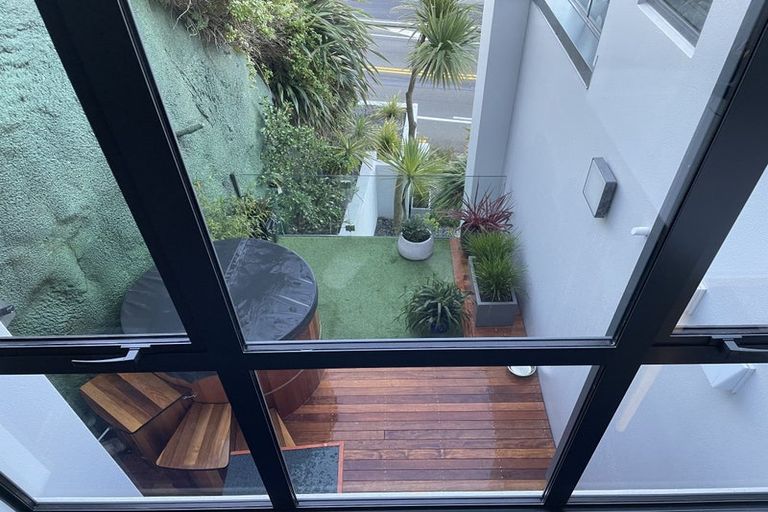 Photo of property in 1/148 Evans Bay Parade, Roseneath, Wellington, 6021