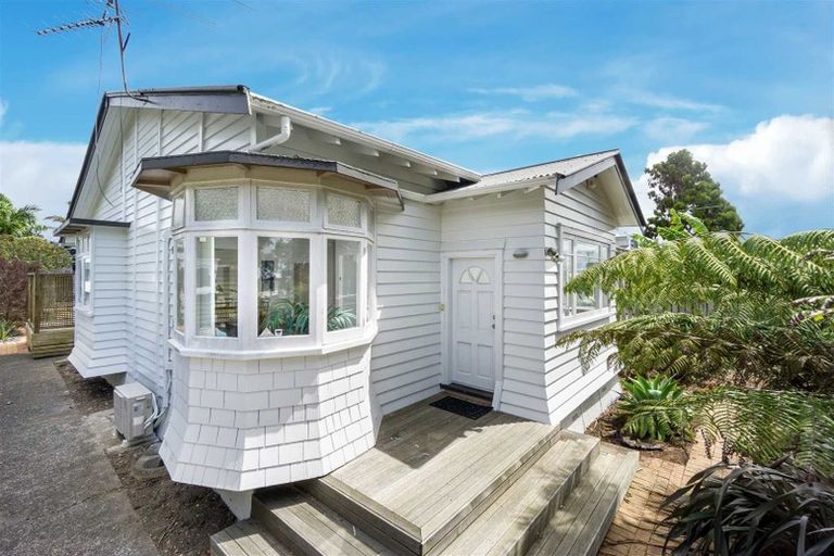Photo of property in 18 Walmer Road, Point Chevalier, Auckland, 1022