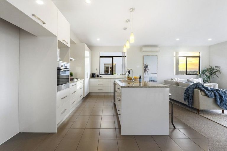 Photo of property in 16 Oak View Terrace, Schnapper Rock, Auckland, 0632