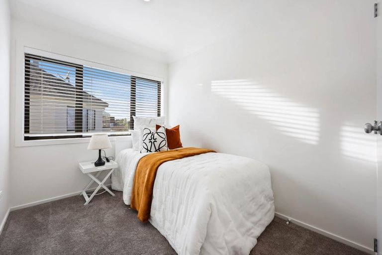 Photo of property in 2/30 Eastern Beach Road, Eastern Beach, Auckland, 2012