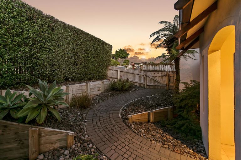 Photo of property in 1/49 Ribbonwood Crescent, Goodwood Heights, Auckland, 2105