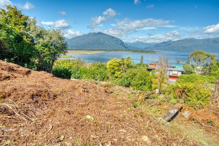 Photo of property in 8 Ivy Terrace, Moana, 7872