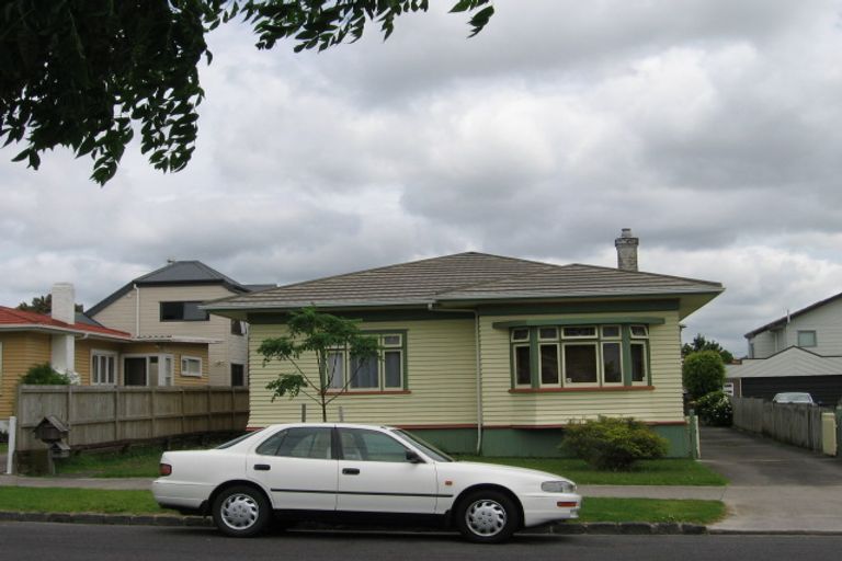 Photo of property in 40 Walmer Road, Point Chevalier, Auckland, 1022
