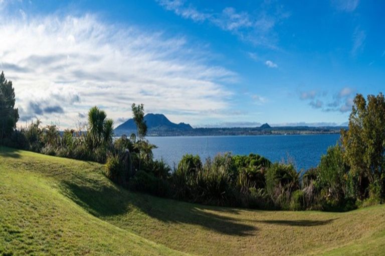 Photo of property in 2/19 Te Kopua Street, Acacia Bay, Taupo, 3330