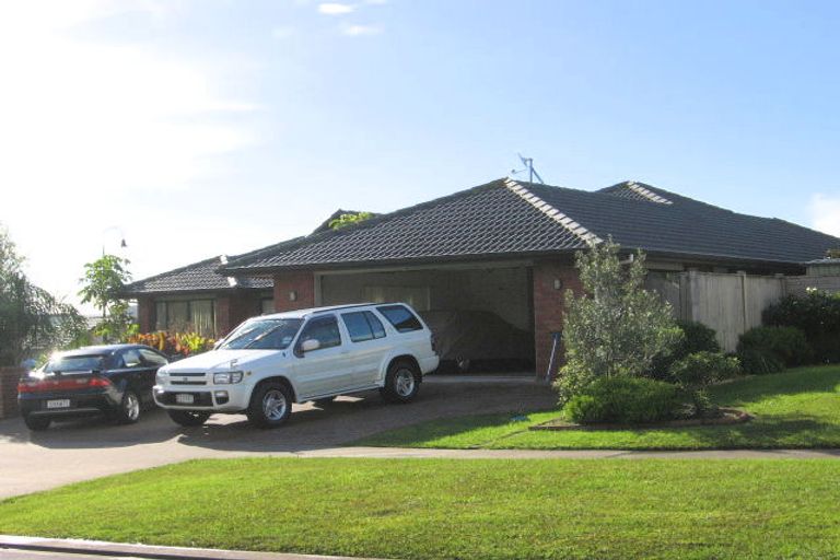 Photo of property in 2 Mulroy Place, East Tamaki Heights, Auckland, 2016