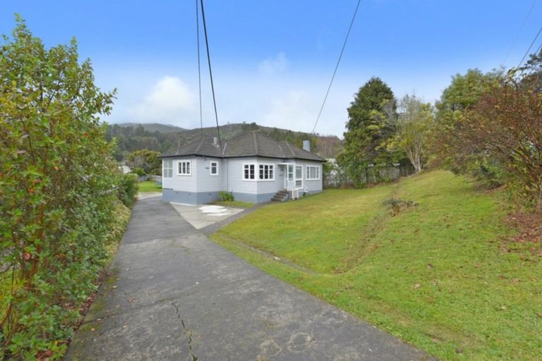 Photo of property in 4 Kopara Grove, Stokes Valley, Lower Hutt, 5019