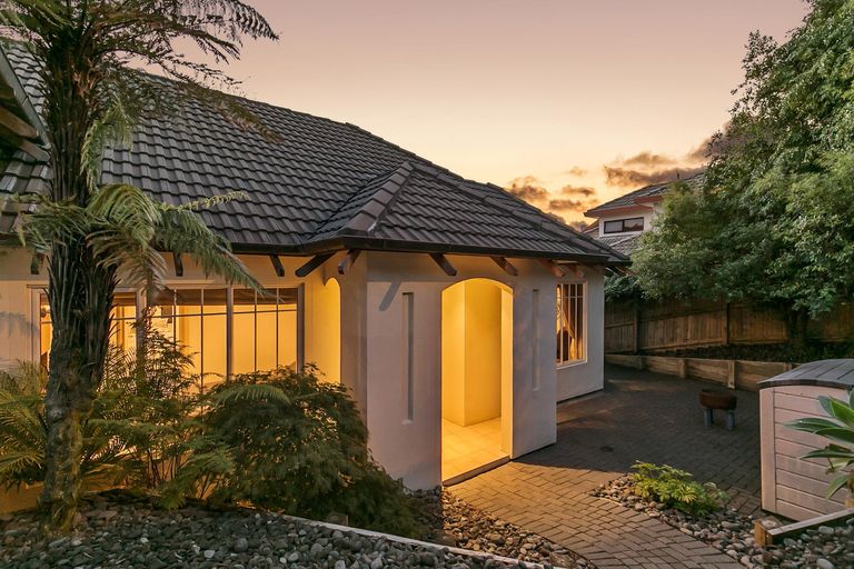 Photo of property in 1/49 Ribbonwood Crescent, Goodwood Heights, Auckland, 2105