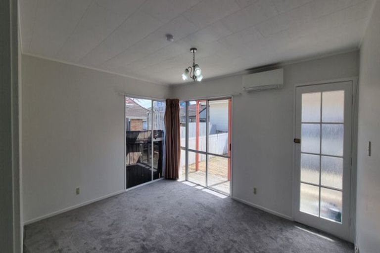 Photo of property in 11 Tyndrum Place, Highland Park, Auckland, 2010