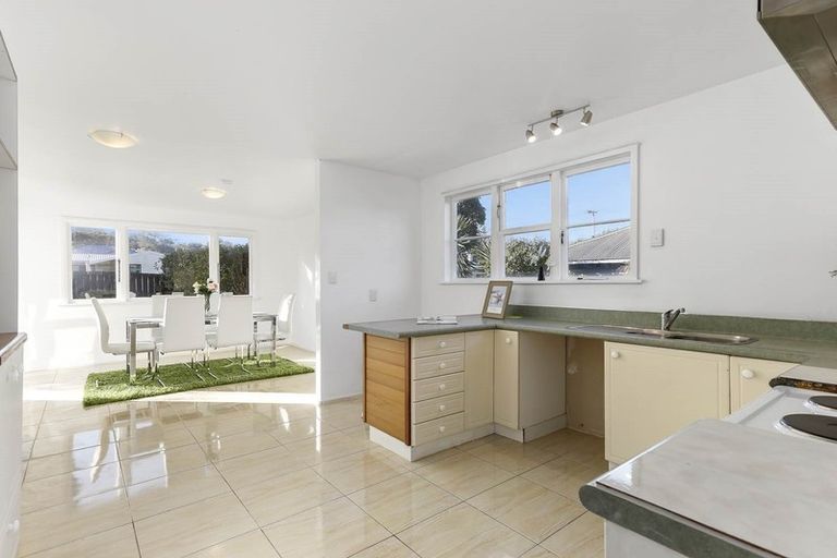 Photo of property in 53 Pupuke Road, Birkenhead, Auckland, 0627