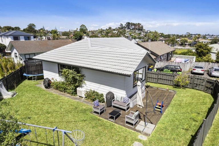 Photo of property in 2/16 Cabello Place, Unsworth Heights, Auckland, 0632
