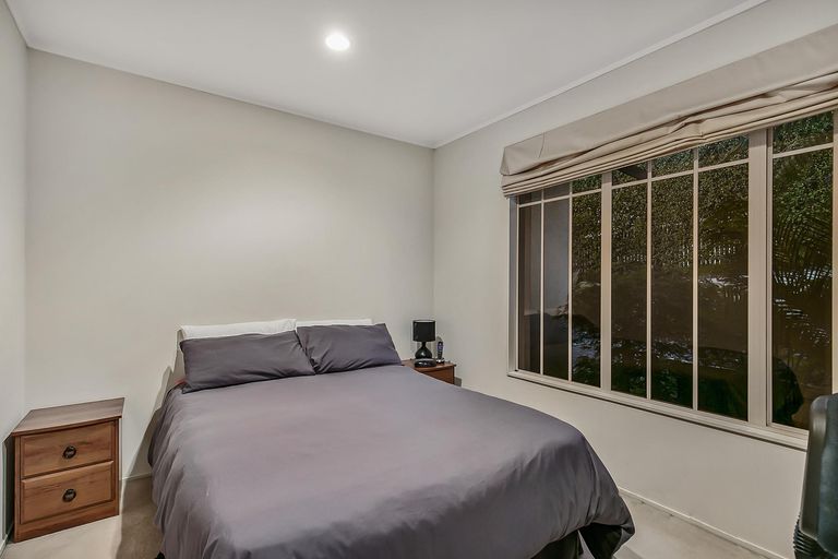 Photo of property in 1/49 Ribbonwood Crescent, Goodwood Heights, Auckland, 2105