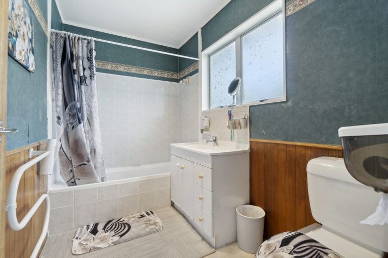 Photo of property in 2/4 Slim Place, Clendon Park, Auckland, 2103