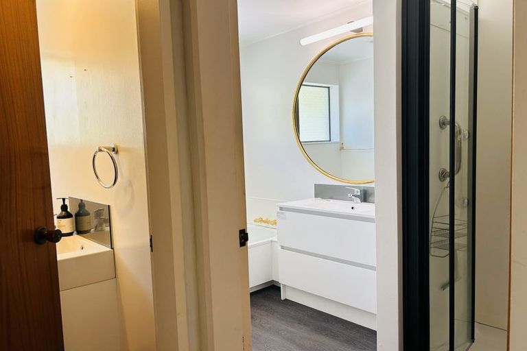 Photo of property in 28 Rewarewa Crescent, Waikanae, 5036