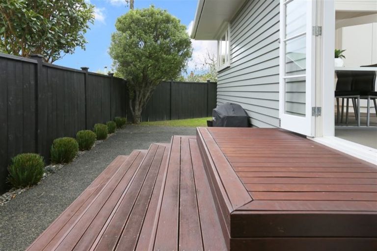 Photo of property in 27 Norcross Avenue, Henderson, Auckland, 0612