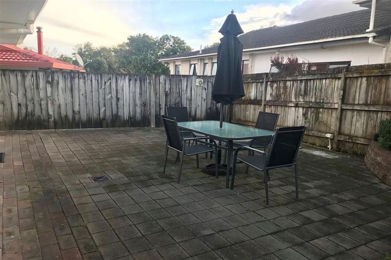 Photo of property in 2/11 Parramatta Place, Botany Downs, Auckland, 2010