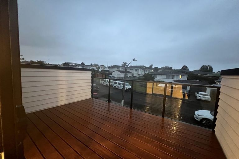 Photo of property in 1/82 Rosewarne Crescent, Glendene, Auckland, 0602