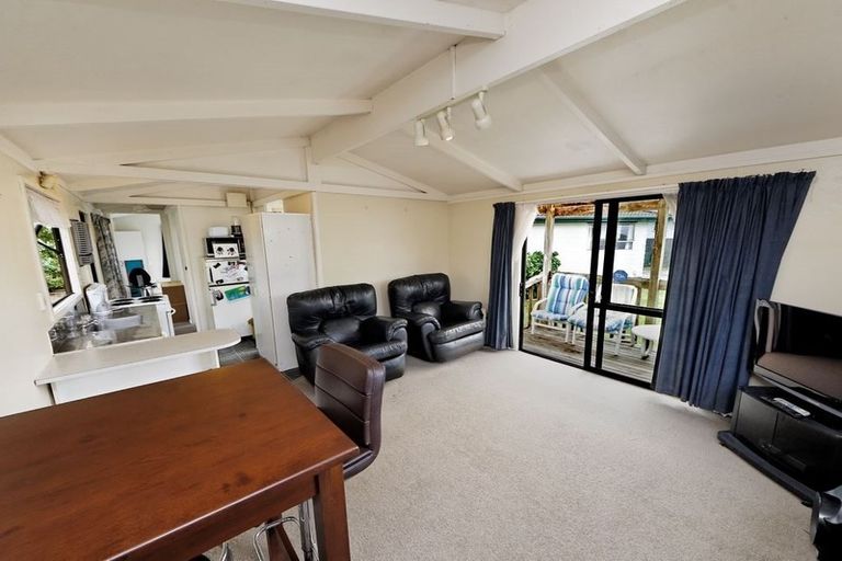 Photo of property in 20 Serwayne Place, Sunnyvale, Auckland, 0612