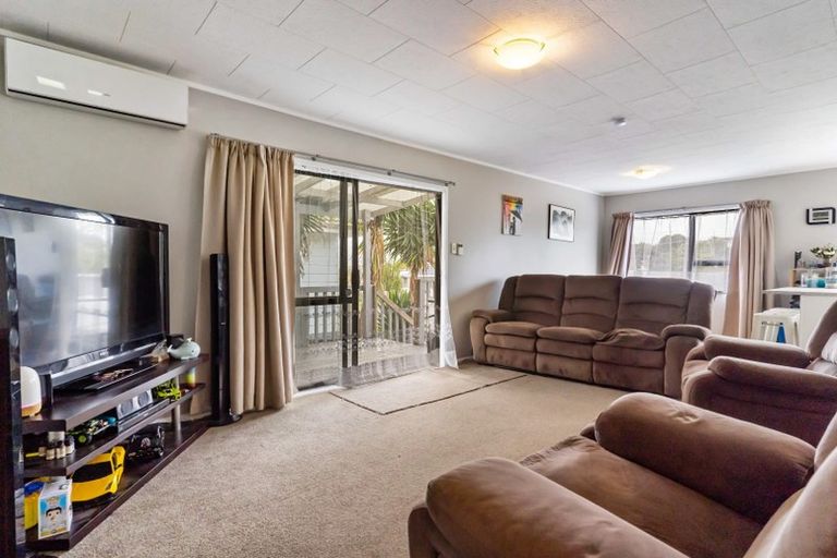 Photo of property in 2/20 Landsdale Place, Massey, Auckland, 0614