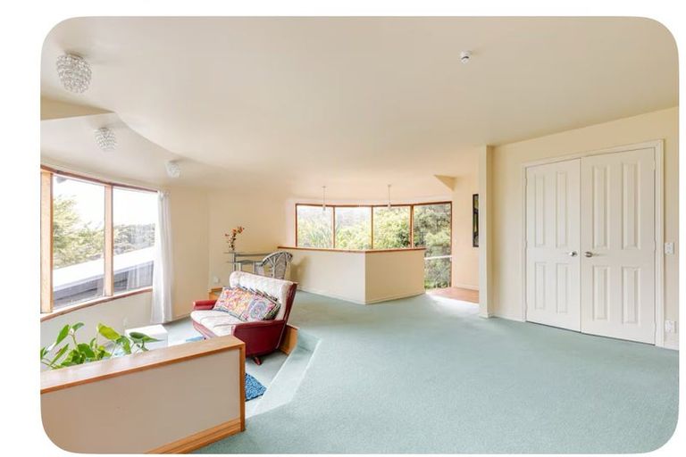 Photo of property in 5 Whiorau Grove, Lowry Bay, Lower Hutt, 5013