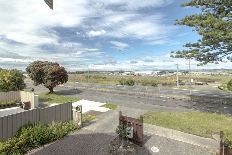 Photo of property in 19 Pukeko Place, Westshore, Napier, 4110