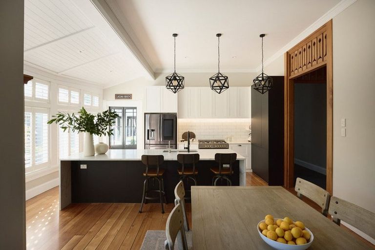 Photo of property in 10 Cobden Road, Bluff Hill, Napier, 4110