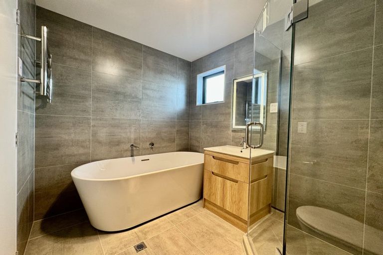 Photo of property in 2/143 Carlisle Road, Northcross, Auckland, 0632