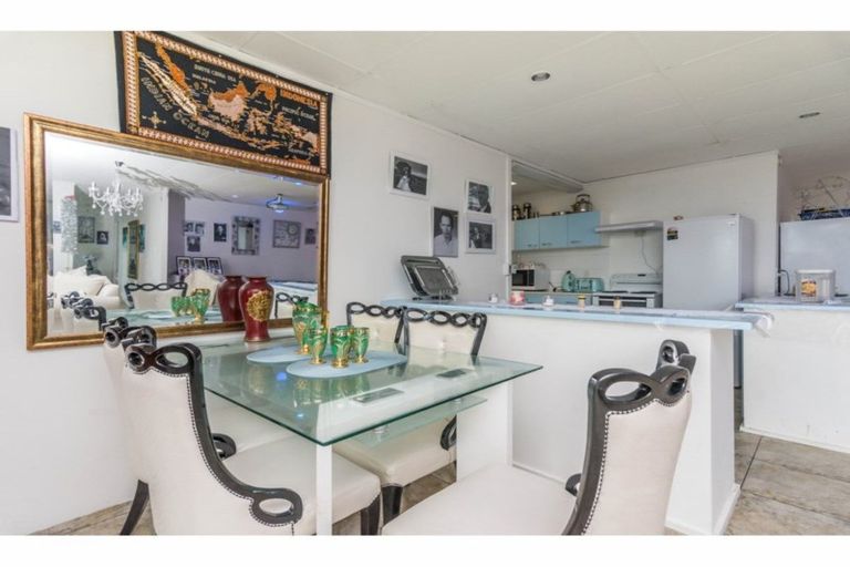 Photo of property in 10/80 Bruce Mclaren Road, Henderson, Auckland, 0612