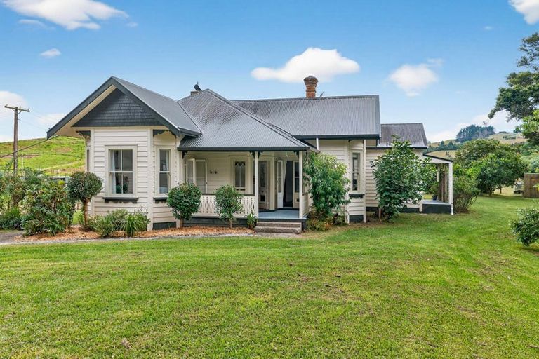 Photo of property in 32 Franklin Road, Paparoa, 0571