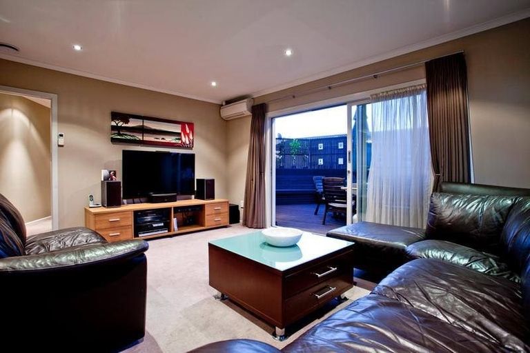 Photo of property in 15a Sycamore Drive, Sunnynook, Auckland, 0620