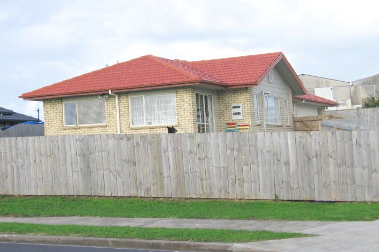 Photo of property in 21 Woodbank Drive, Glen Eden, Auckland, 0602