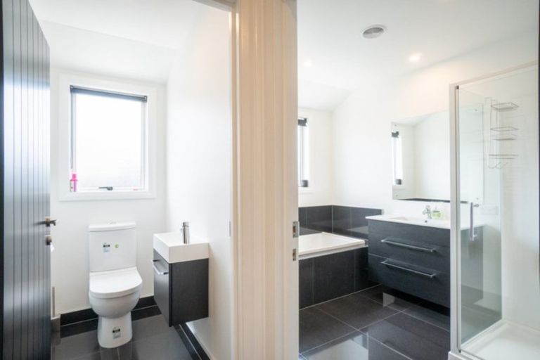 Photo of property in 103 Johnstone Drive, Fitzherbert, Palmerston North, 4410