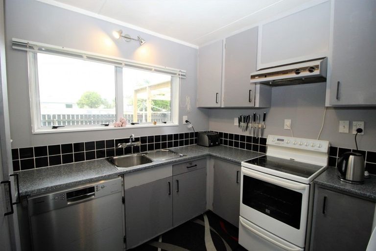 Photo of property in 11 Ross Street, Woodville, 4920