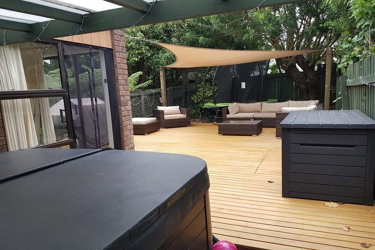 Photo of property in 2/10 Tiri View Place, Waiake, Auckland, 0630