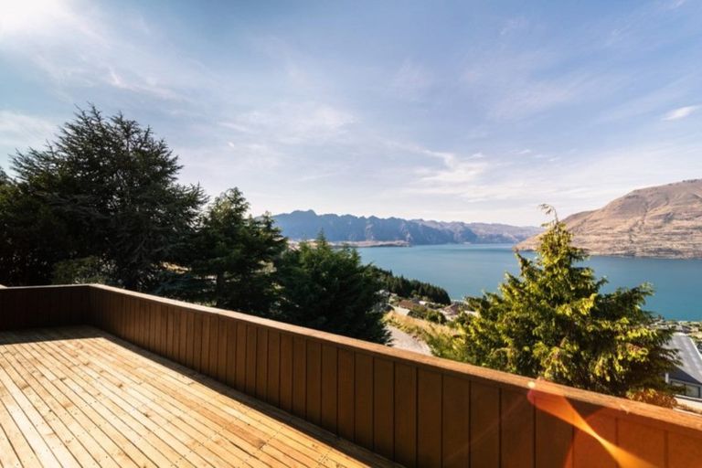 Photo of property in 128 Wynyard Crescent, Fernhill, Queenstown, 9300