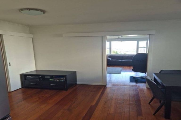 Photo of property in 38 Potter Avenue, Northcote, Auckland, 0627